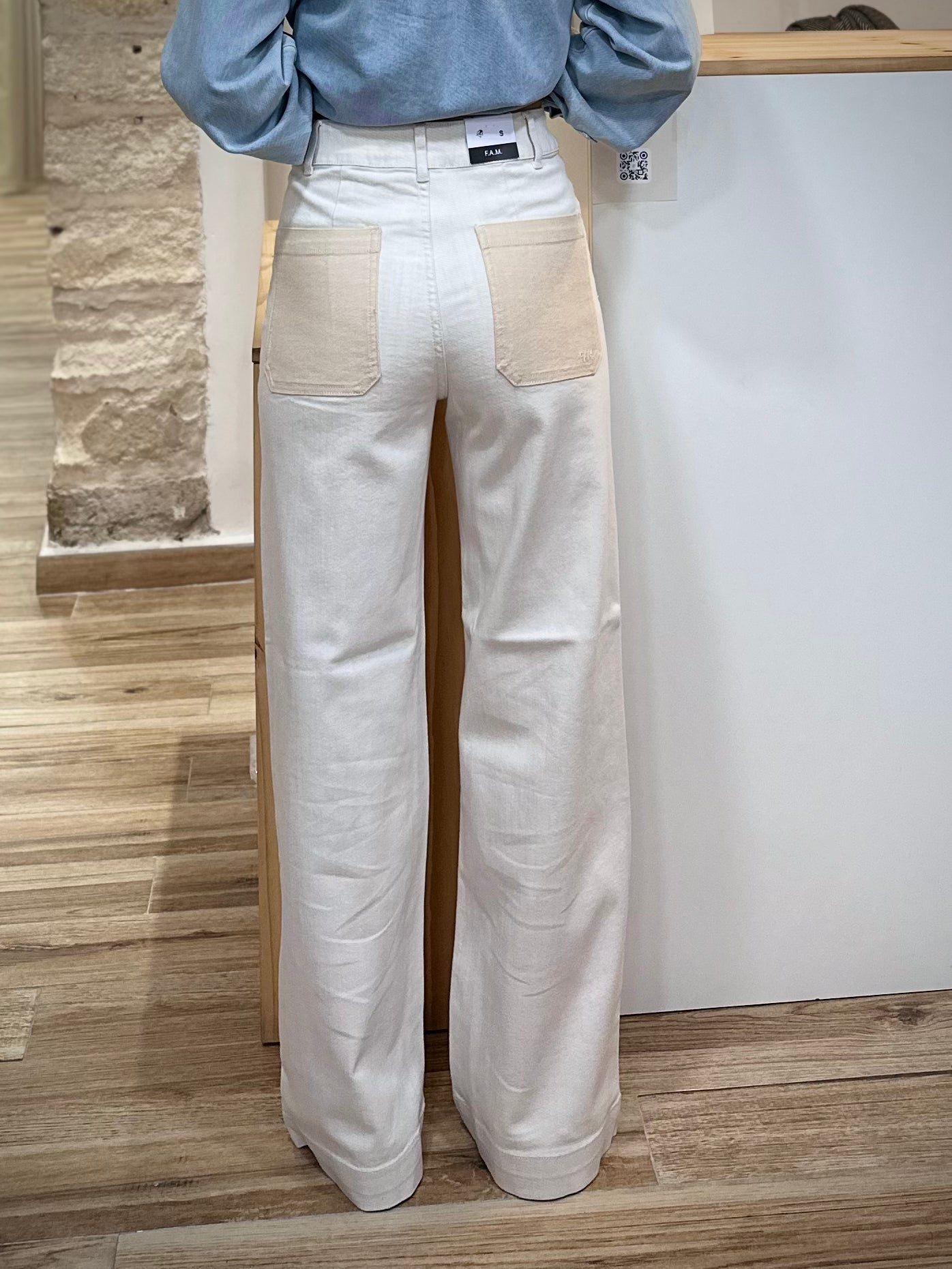 Détail poches arrière beiges jean femme