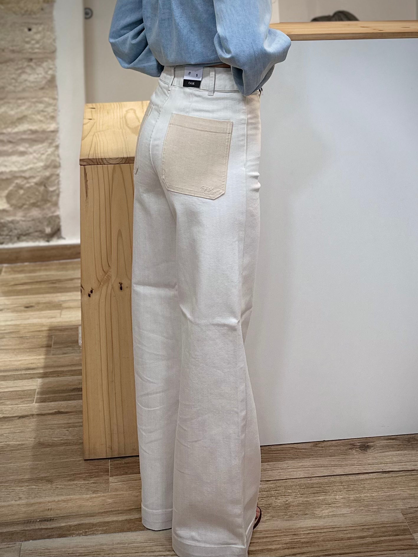 Jean bicolore femme vue de profil