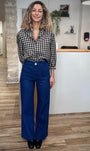 Femme portant un jean évasé taille haute bleu marine