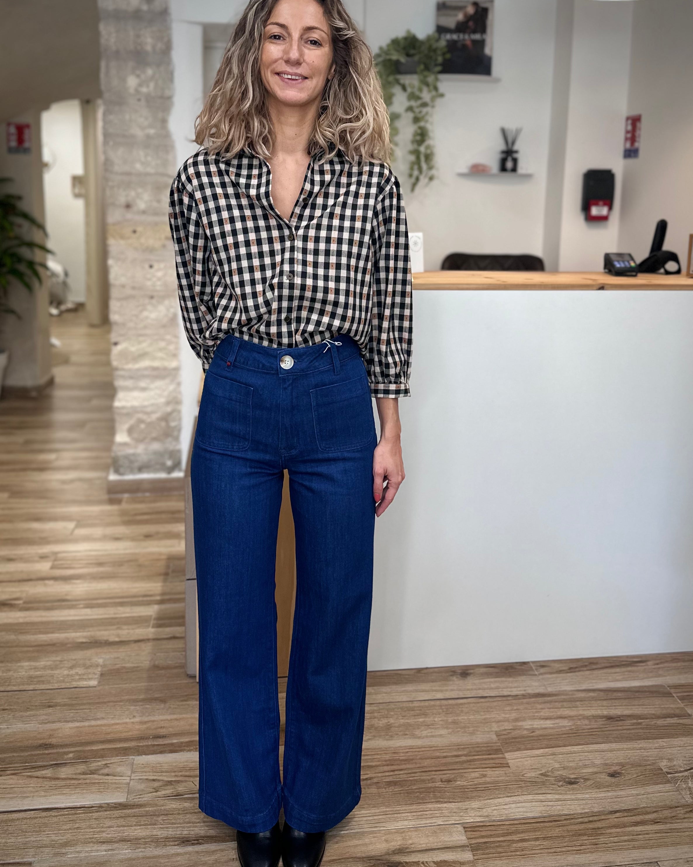 Femme portant un jean évasé taille haute bleu marine