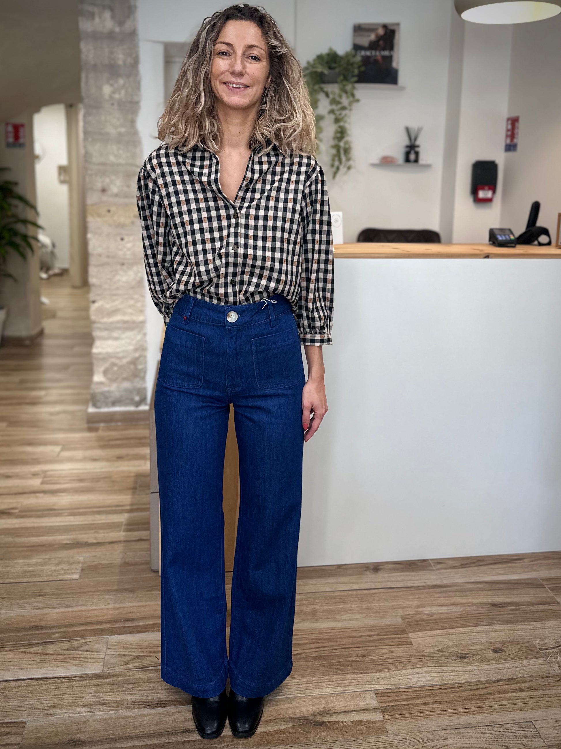 Femme portant un jean évasé taille haute bleu marine