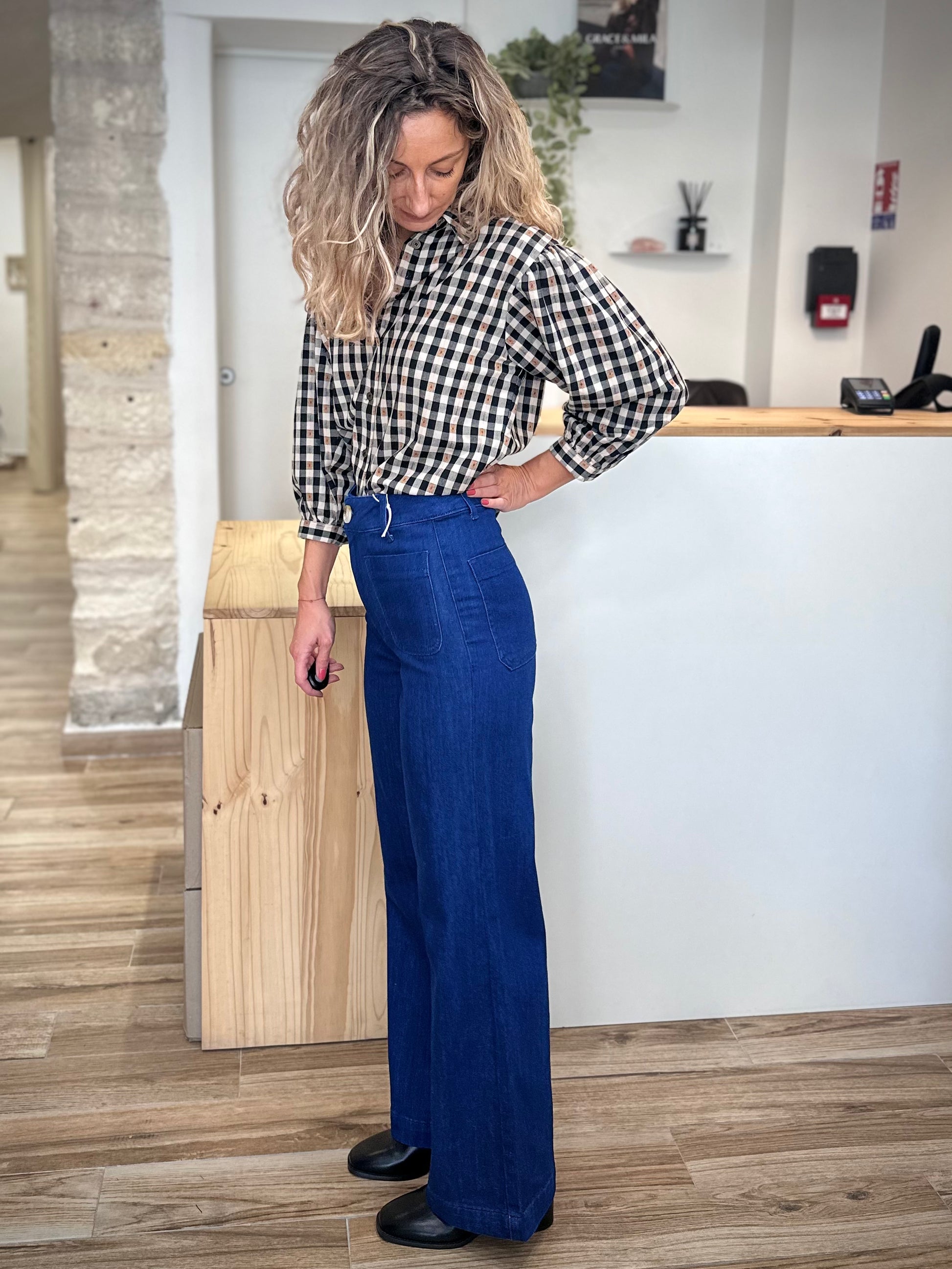Jean coupe évasée femme allongeant la silhouette