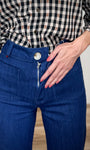 Détail fermeture zippée jean taille haute casual chic