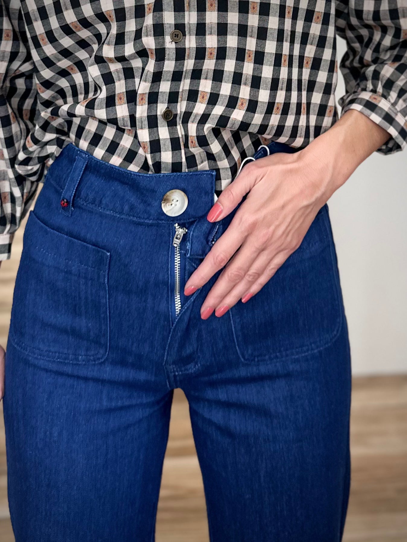Détail fermeture zippée jean taille haute casual chic