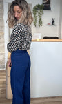 Tenue casual chic avec jean évasé marine