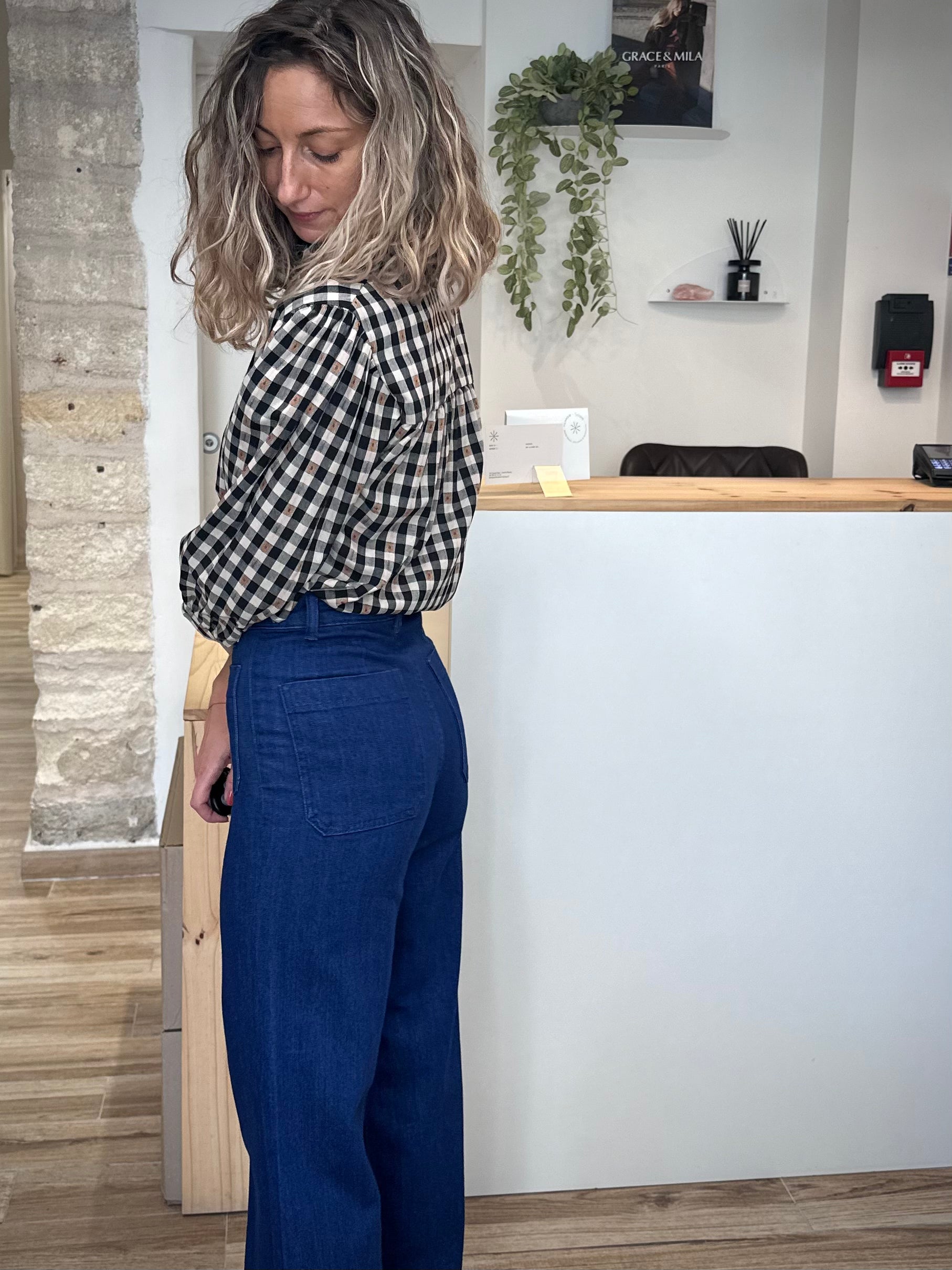 Tenue casual chic avec jean évasé marine