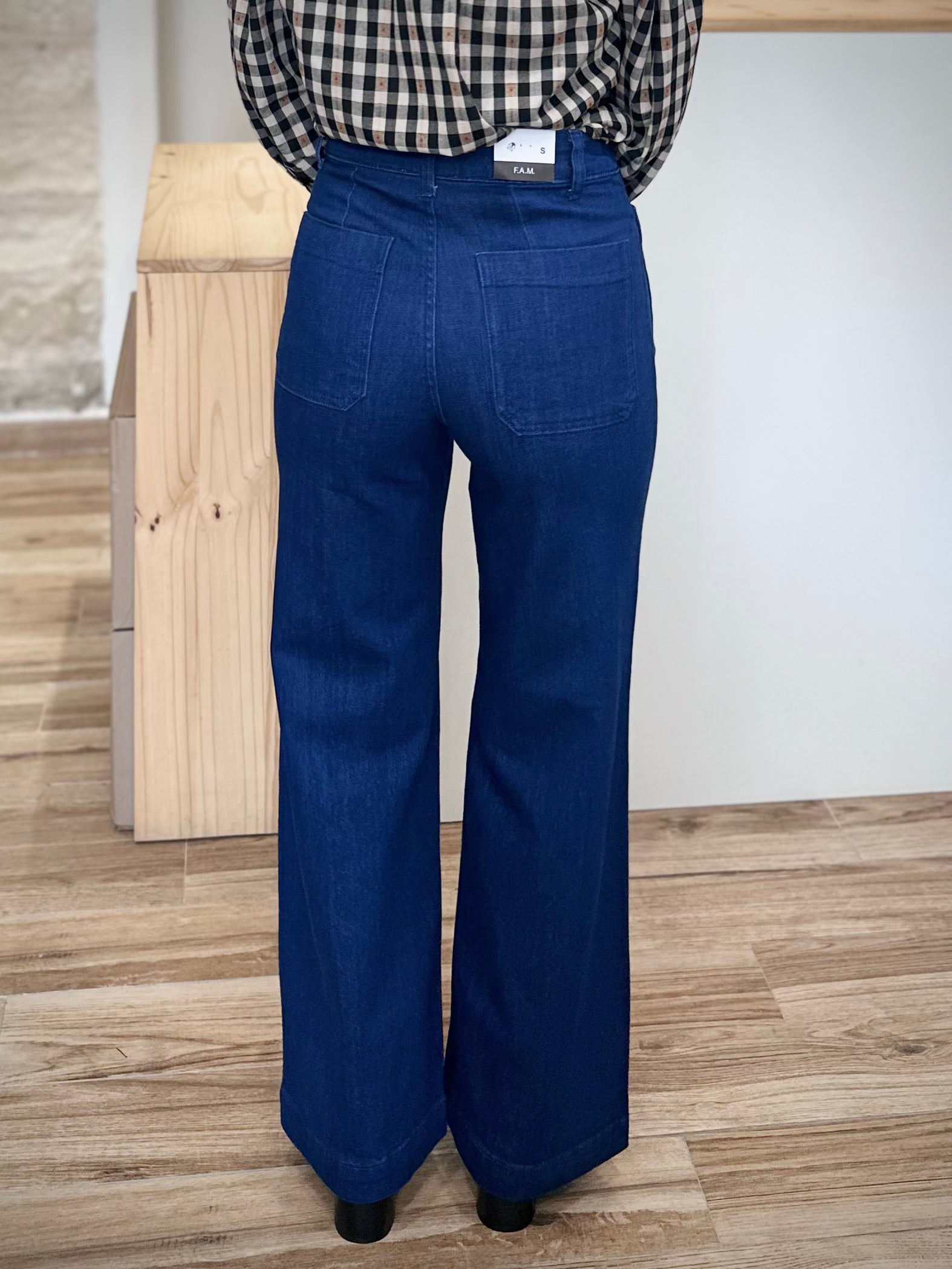 Vue arrière jean évasé taille haute marine