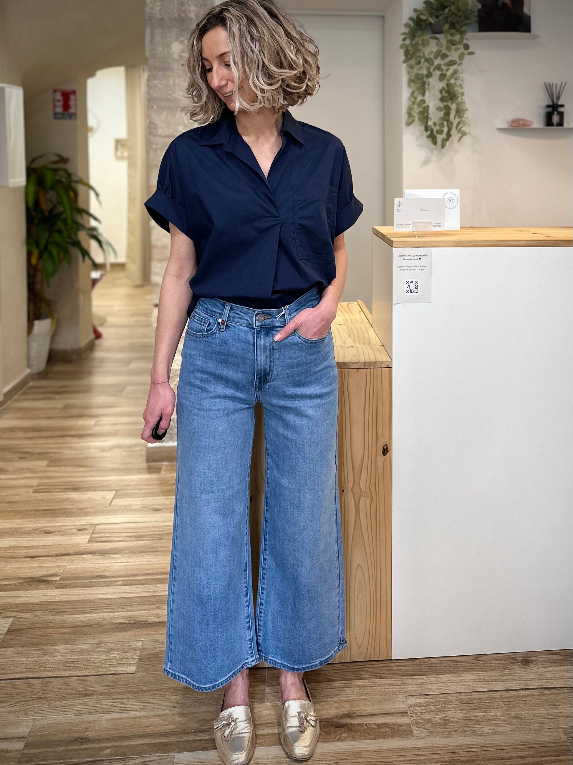 Femme portant un jean large bleu cropped