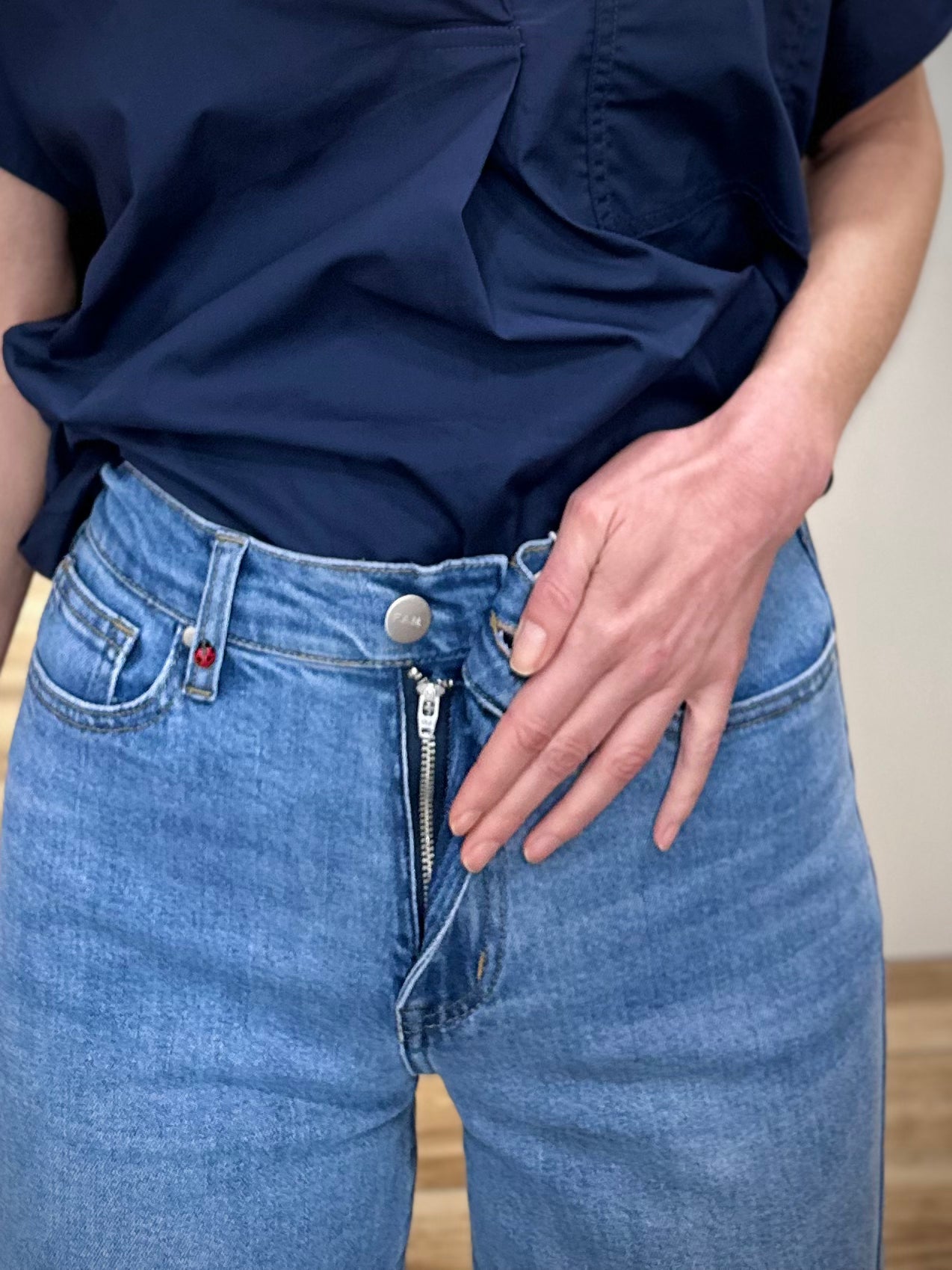 Détails fermeture zip jean flora cropped