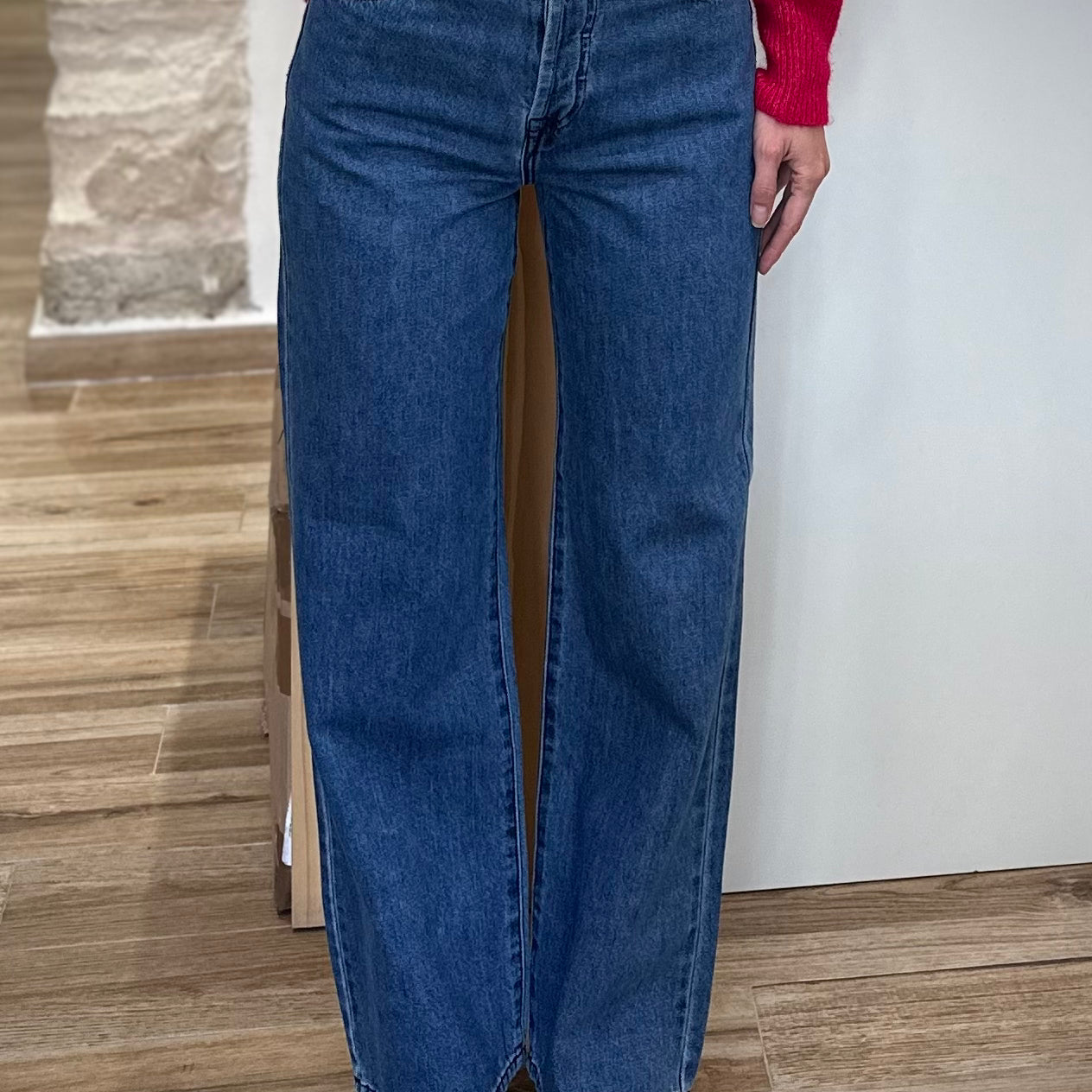 Jean évasé FOREST porté avec pull oversize