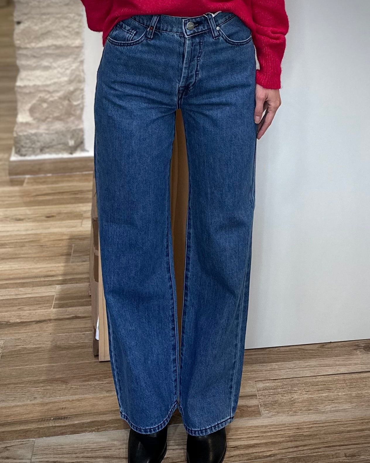 Jean évasé FOREST porté avec pull oversize