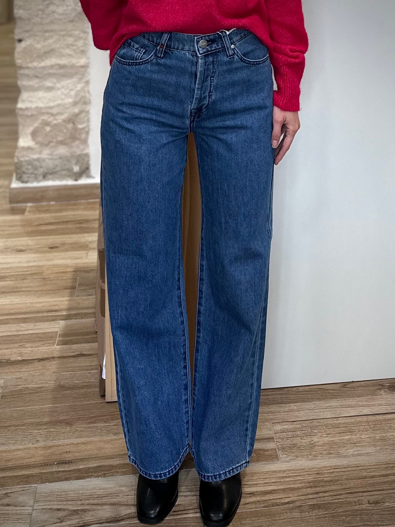 Jean évasé FOREST porté avec pull oversize