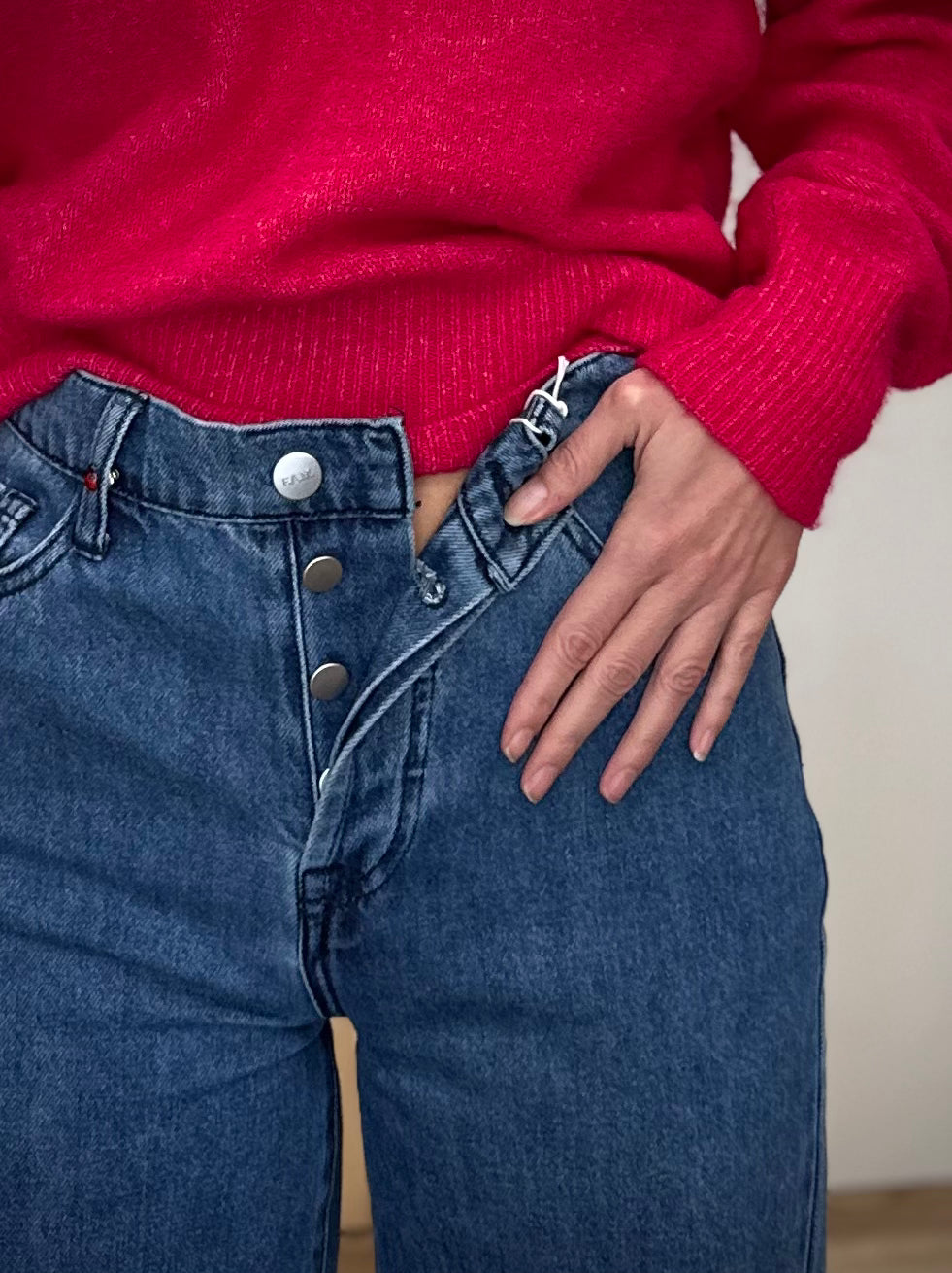 Zoom sur la braguette boutonnée du jean