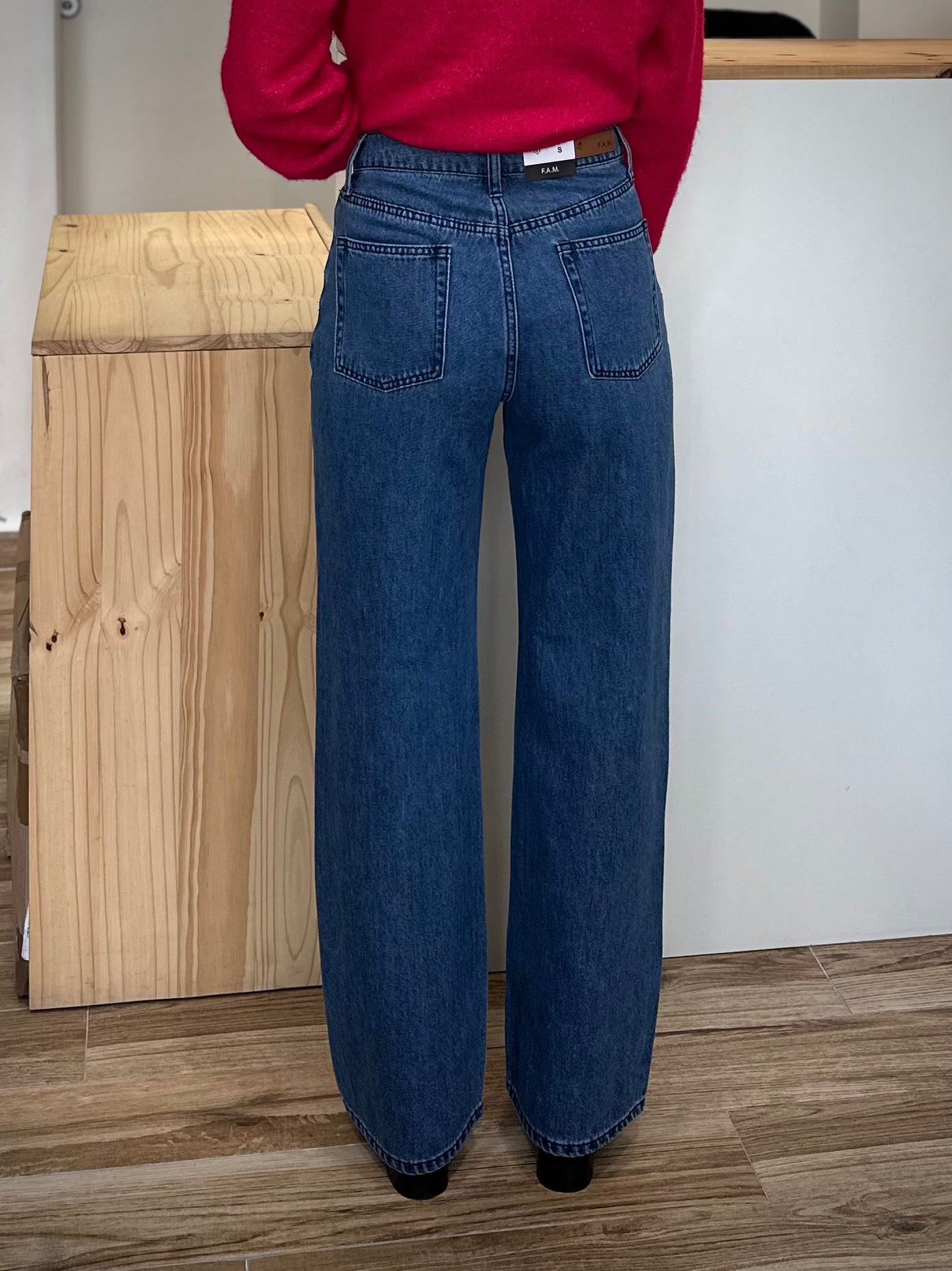 Vue de dos, montrant le tombé droit sur les fesses