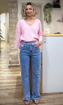 Femme portant un jean évasé bleu taille haute