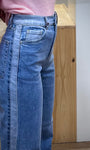 Détail ganse latérale sur jean bleu