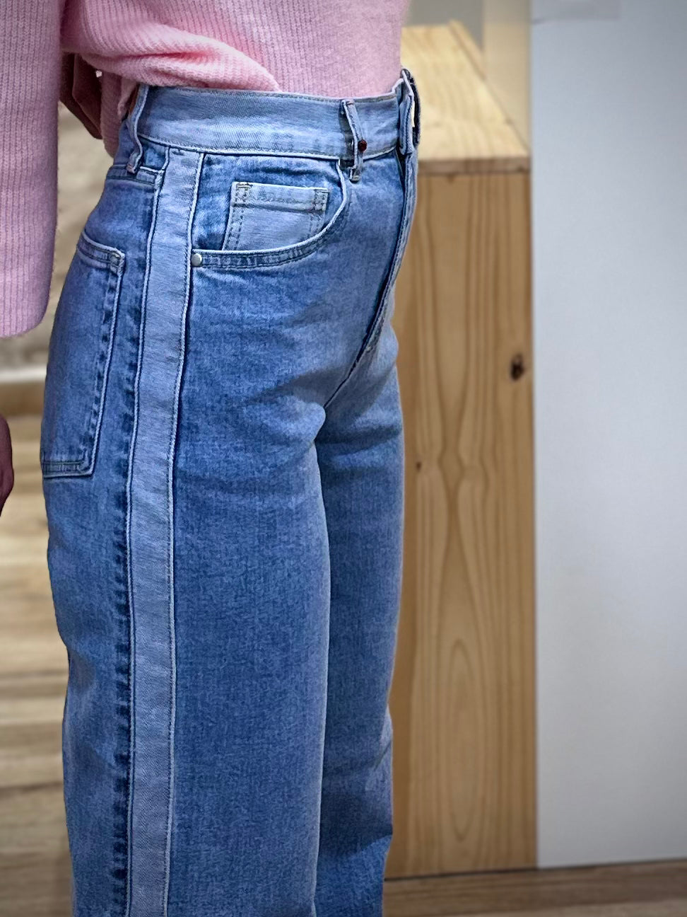 Détail ganse latérale sur jean bleu