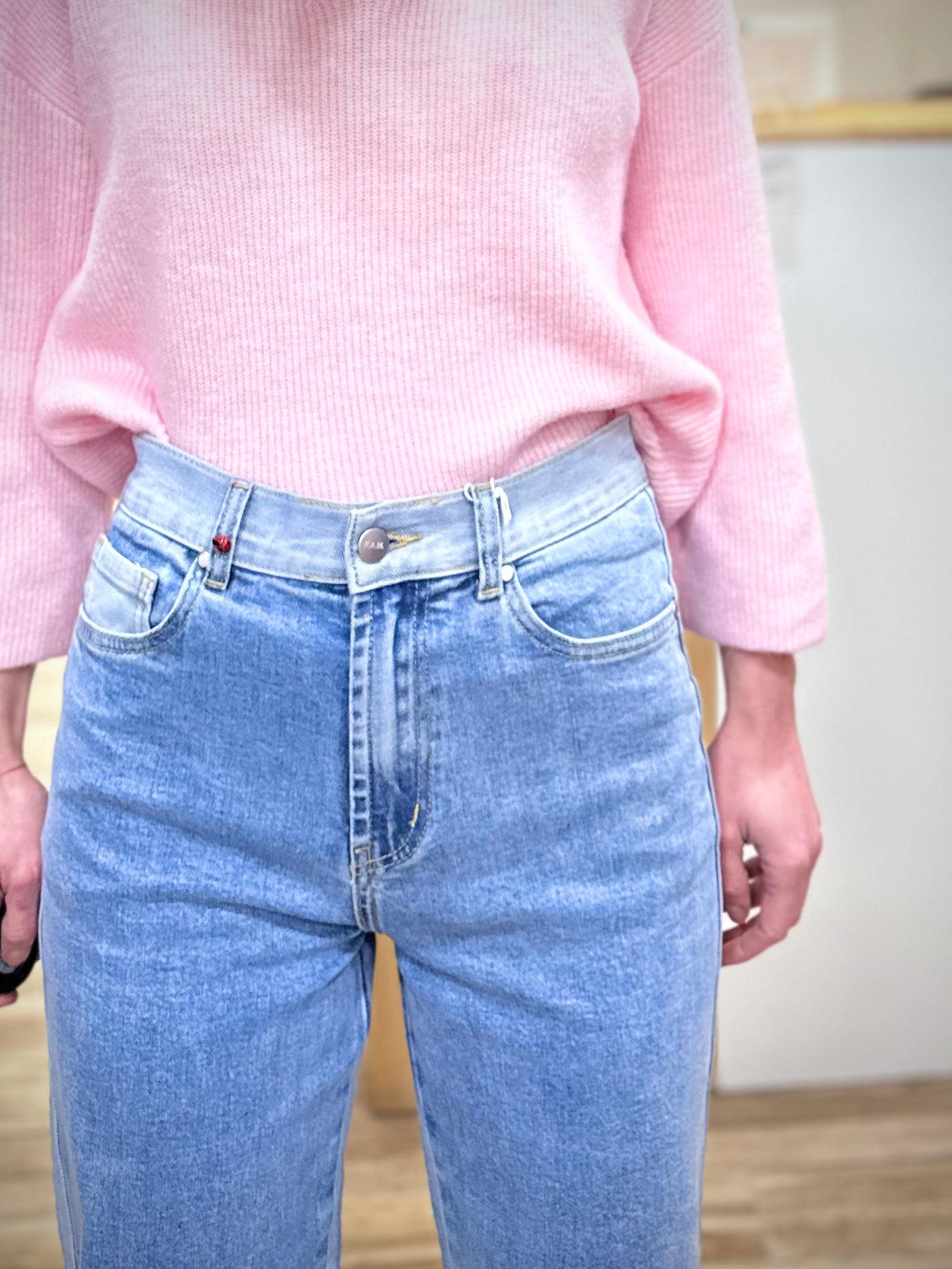 Détail poche avant et taille plus claires