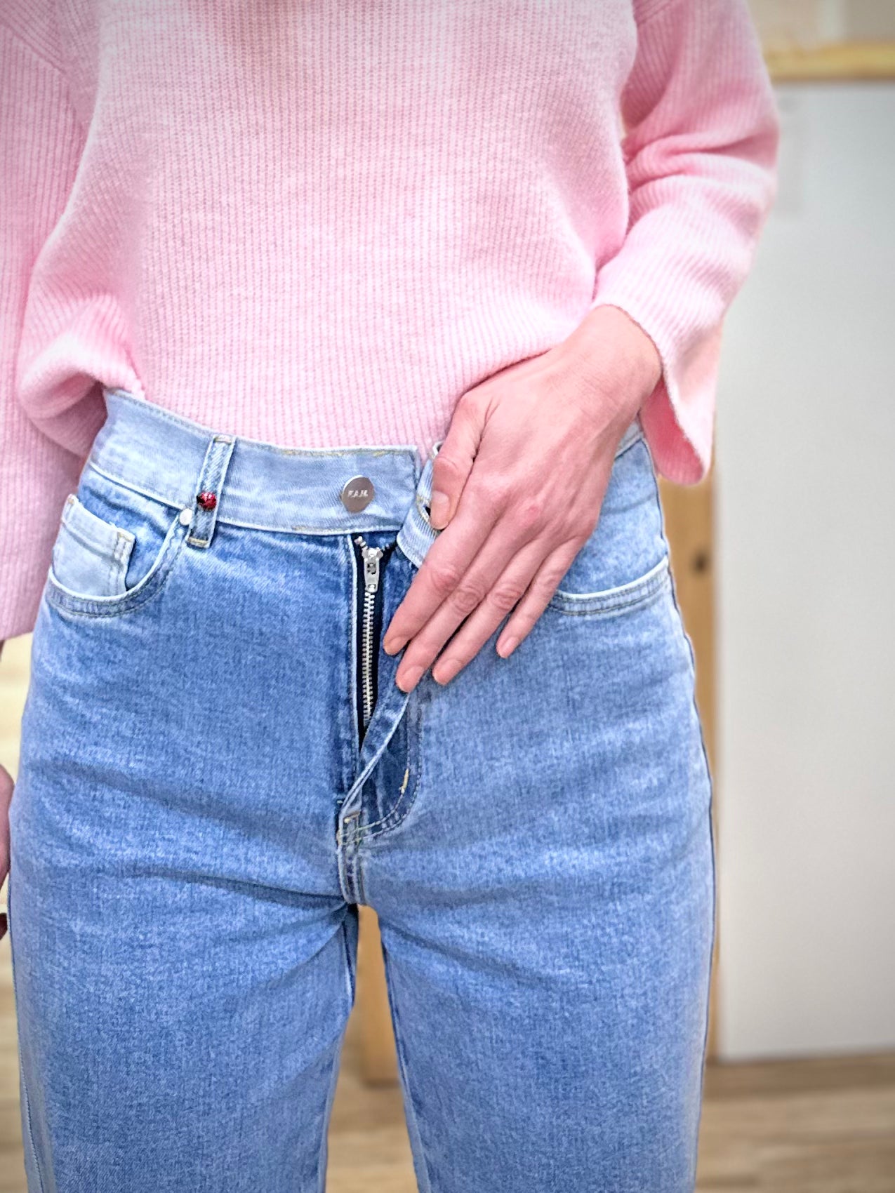Détail fermeture bouton et zip jean forest ganse