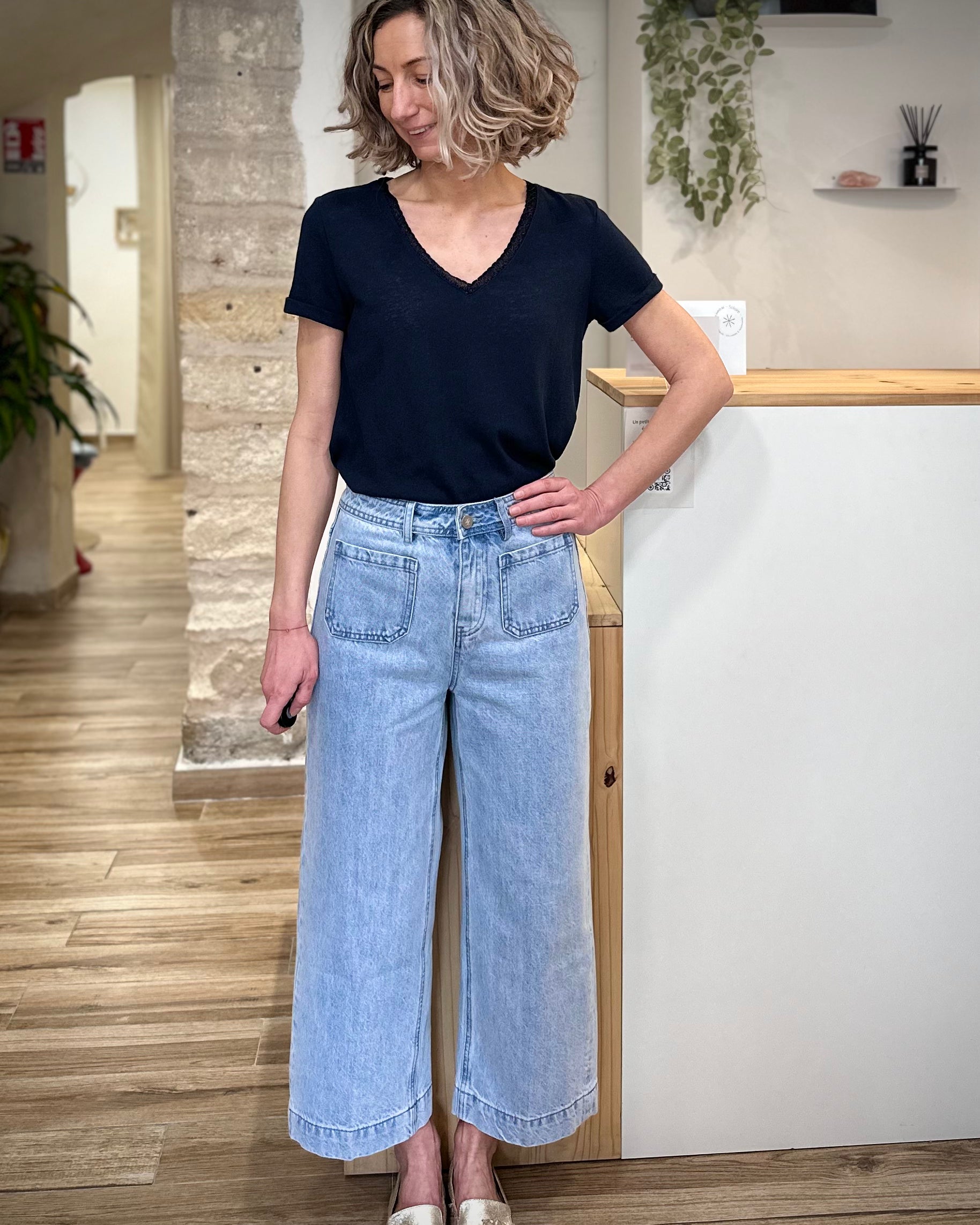 Femme portant un jean loose 7/8e sky blue