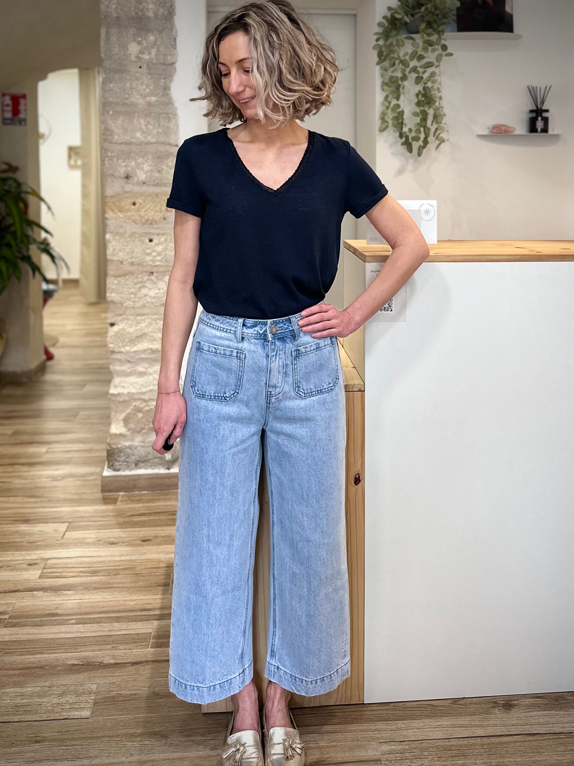 Femme portant un jean loose 7/8e sky blue