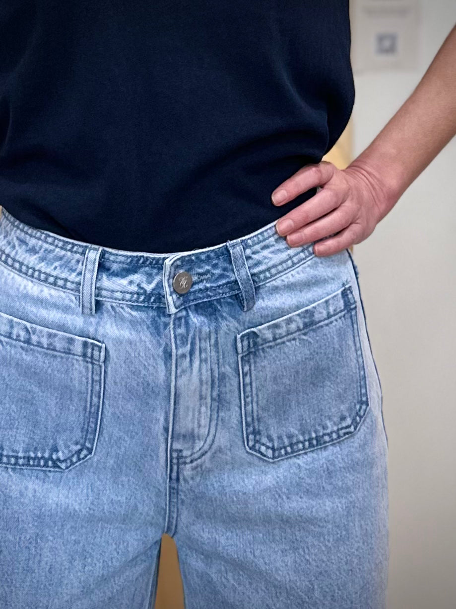 Détail bouton monogrammé jean femme