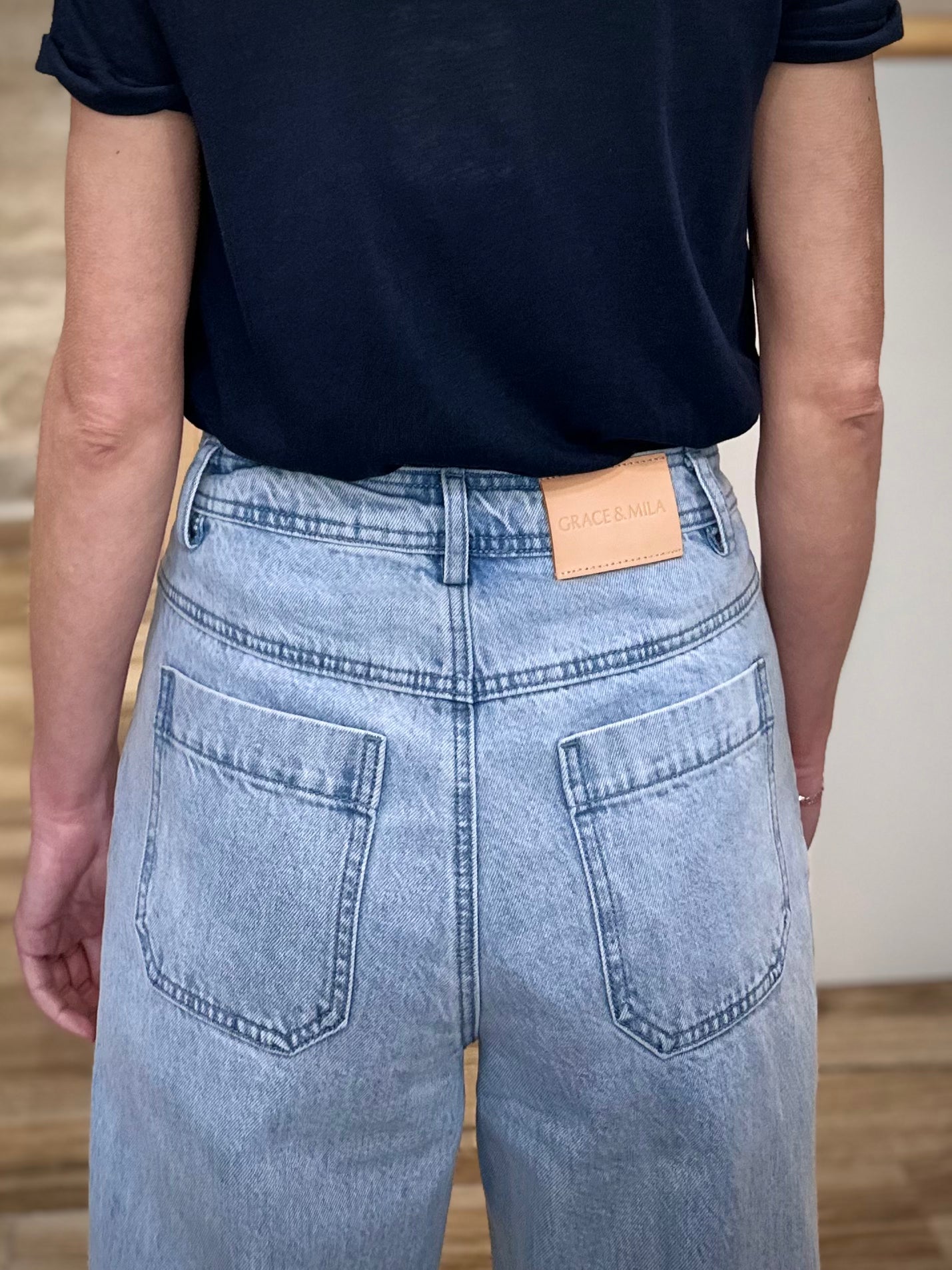 Détail jacron cuir jean femme