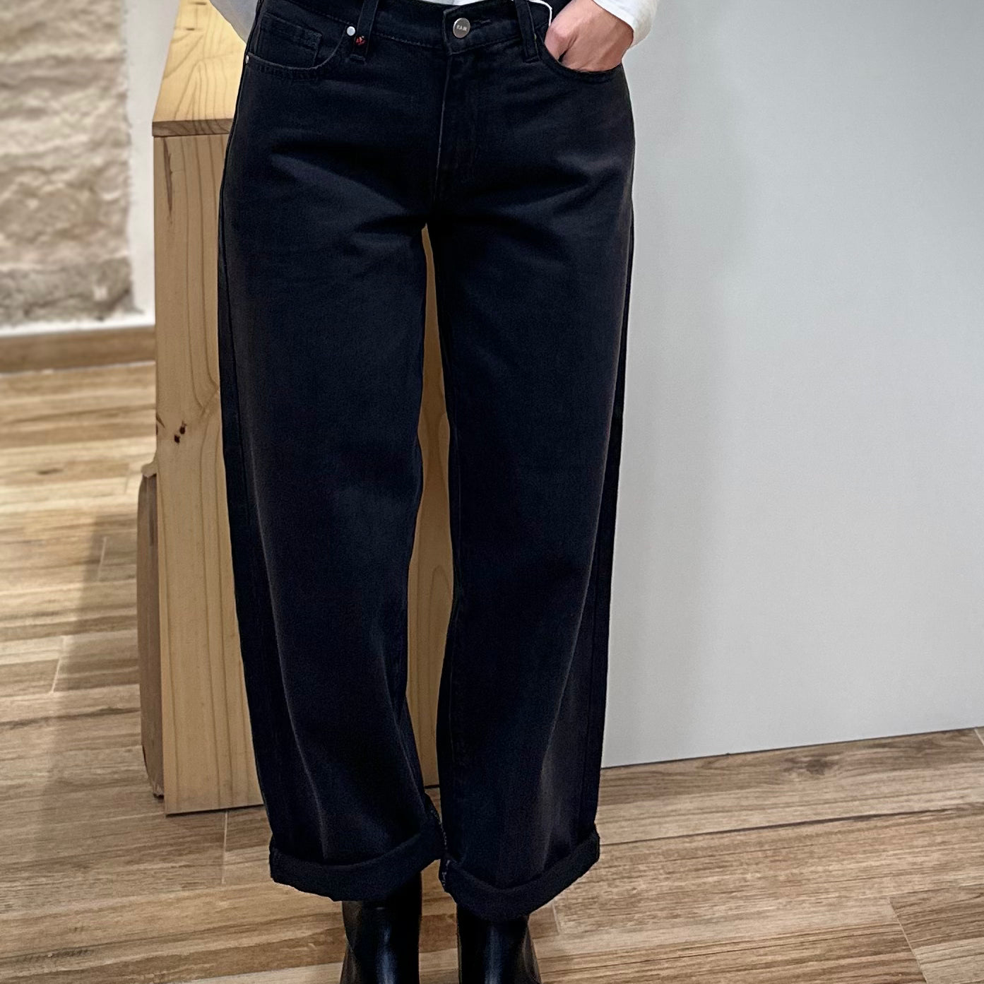 Silhouette féminine en jean baggy noir casual chic