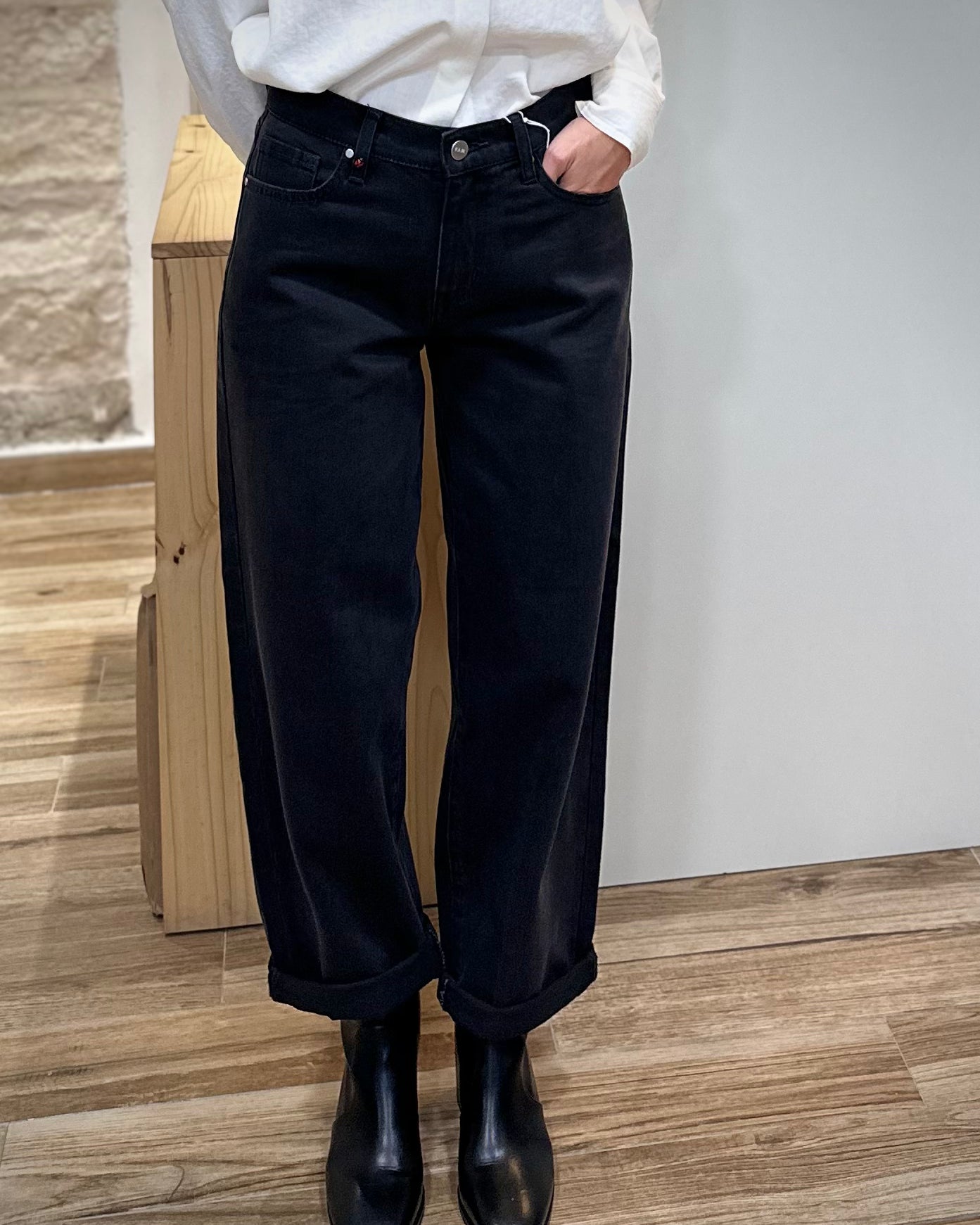 Silhouette féminine en jean baggy noir casual chic