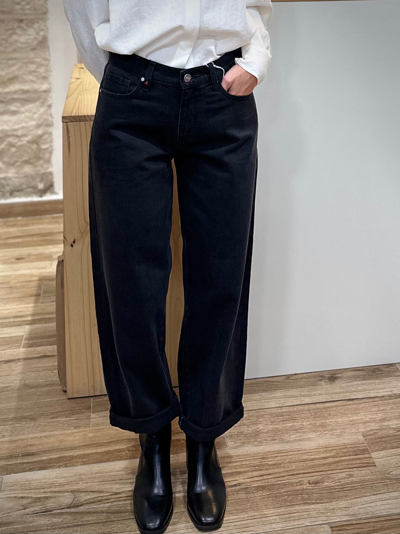 Silhouette féminine en jean baggy noir casual chic