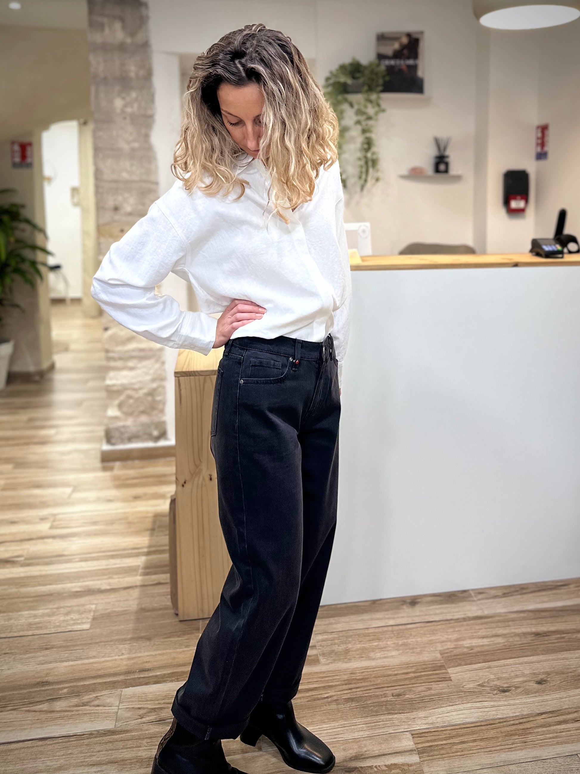 Jean baggy noir femme avec ourlet entroussé