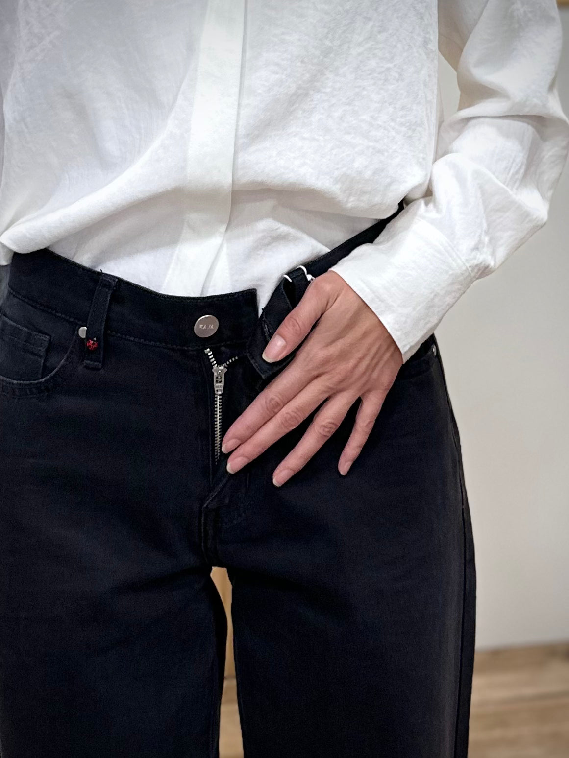 Détail fermeture zippée jean baggy LENA noir
