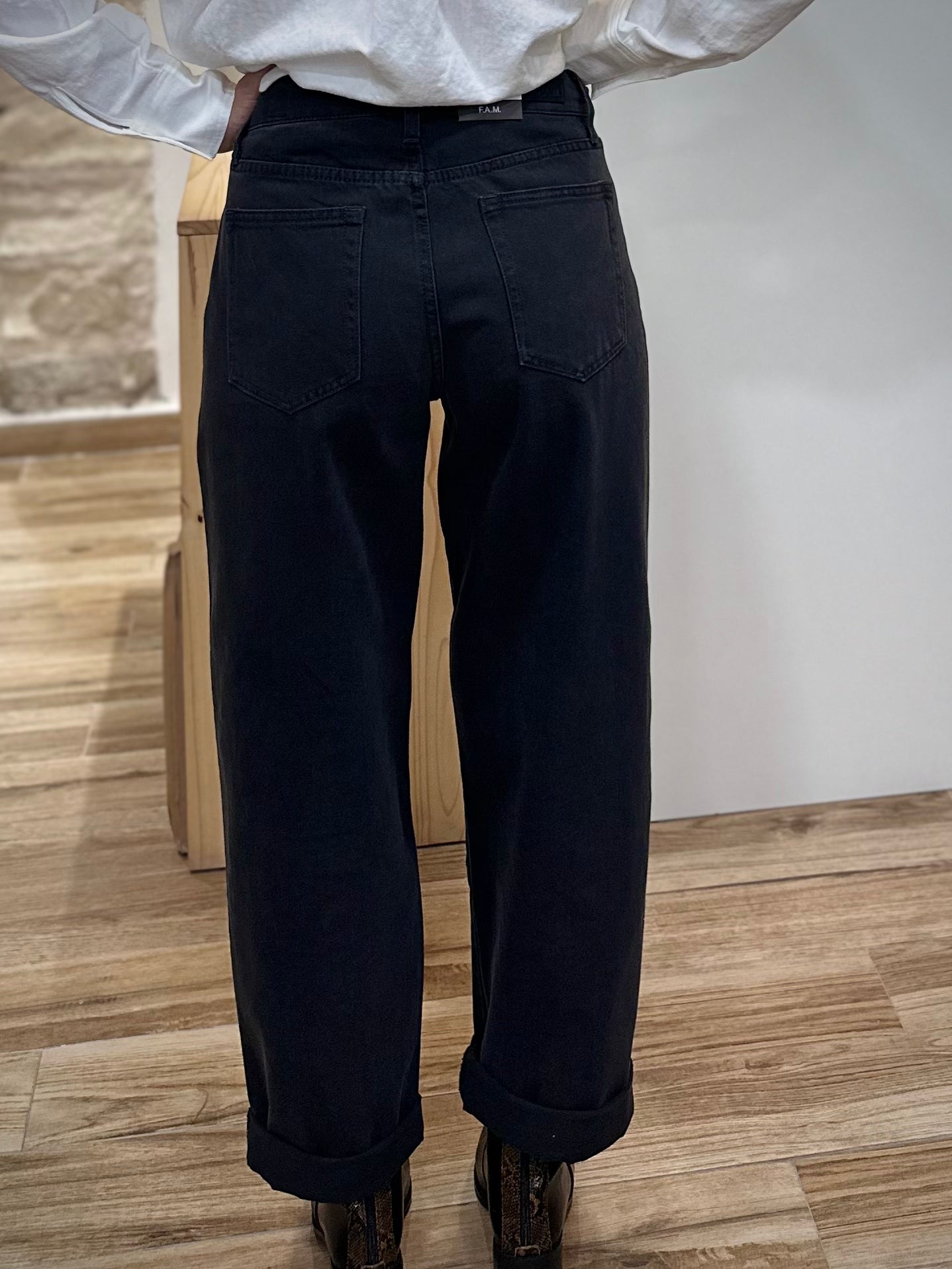 Détail poches arrière jean baggy noir carbone
