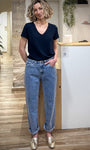 Femme portant un jean boyfriend bleu taille mi-haute