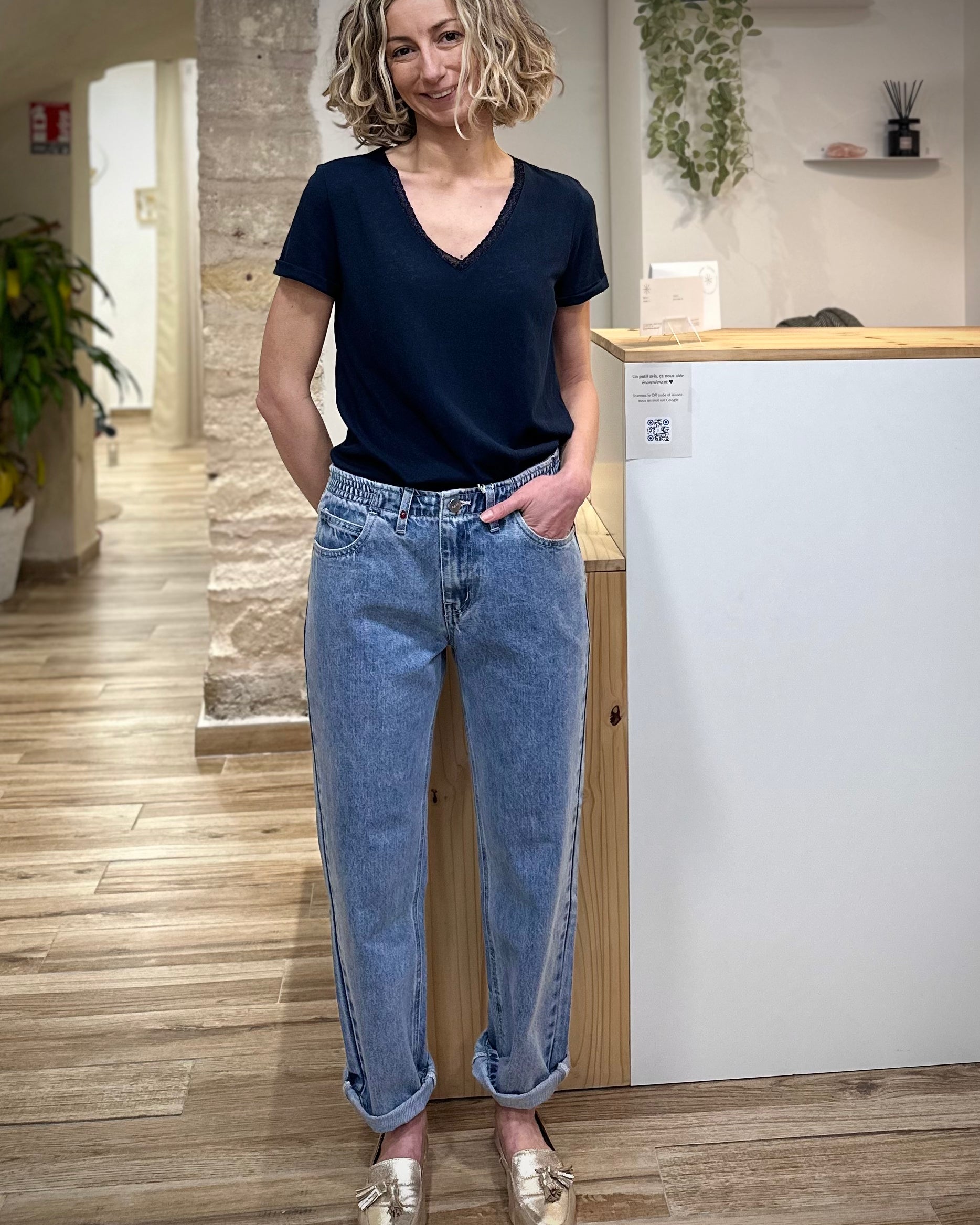 Femme portant un jean boyfriend bleu taille mi-haute
