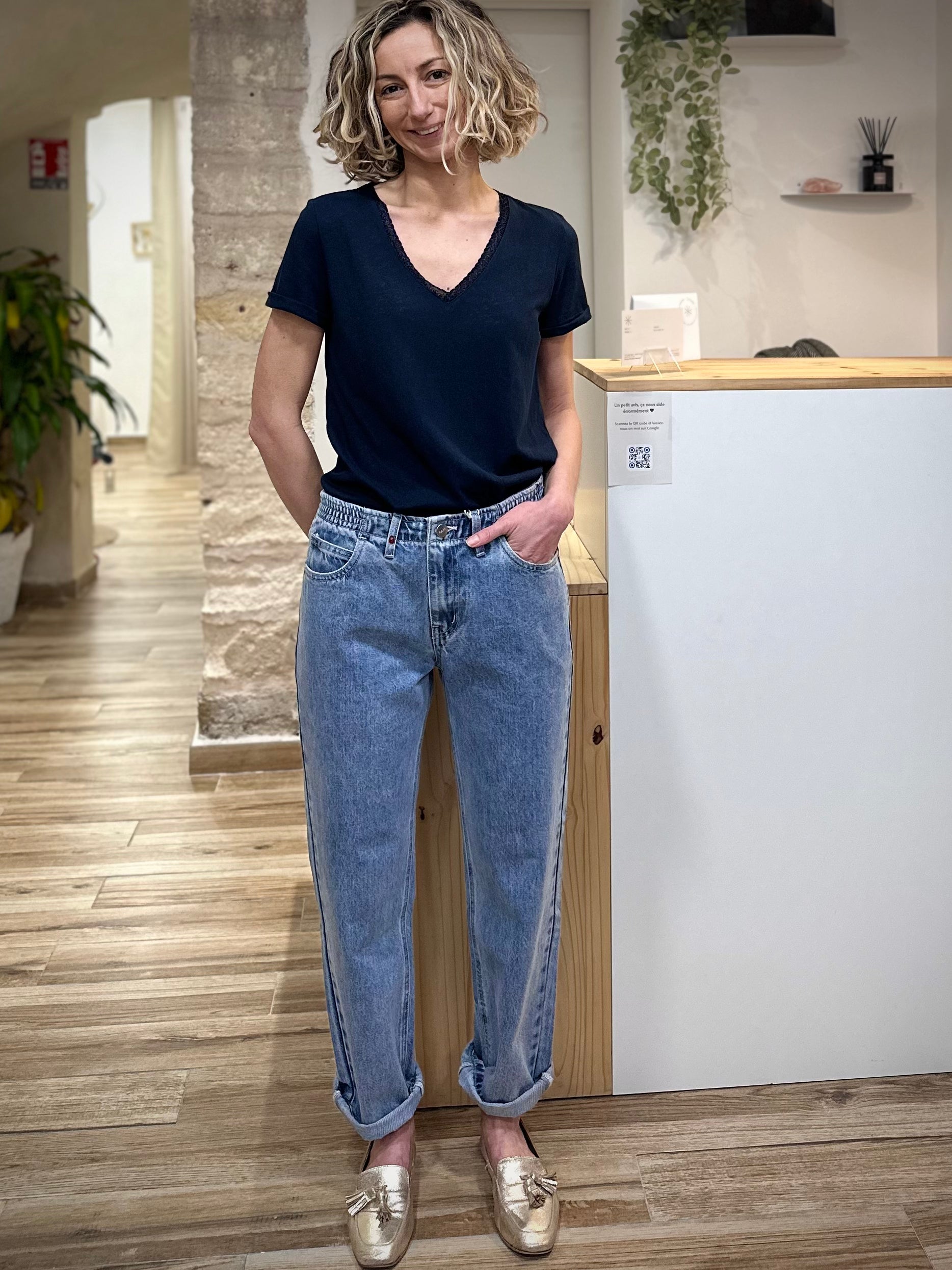 Femme portant un jean boyfriend bleu taille mi-haute