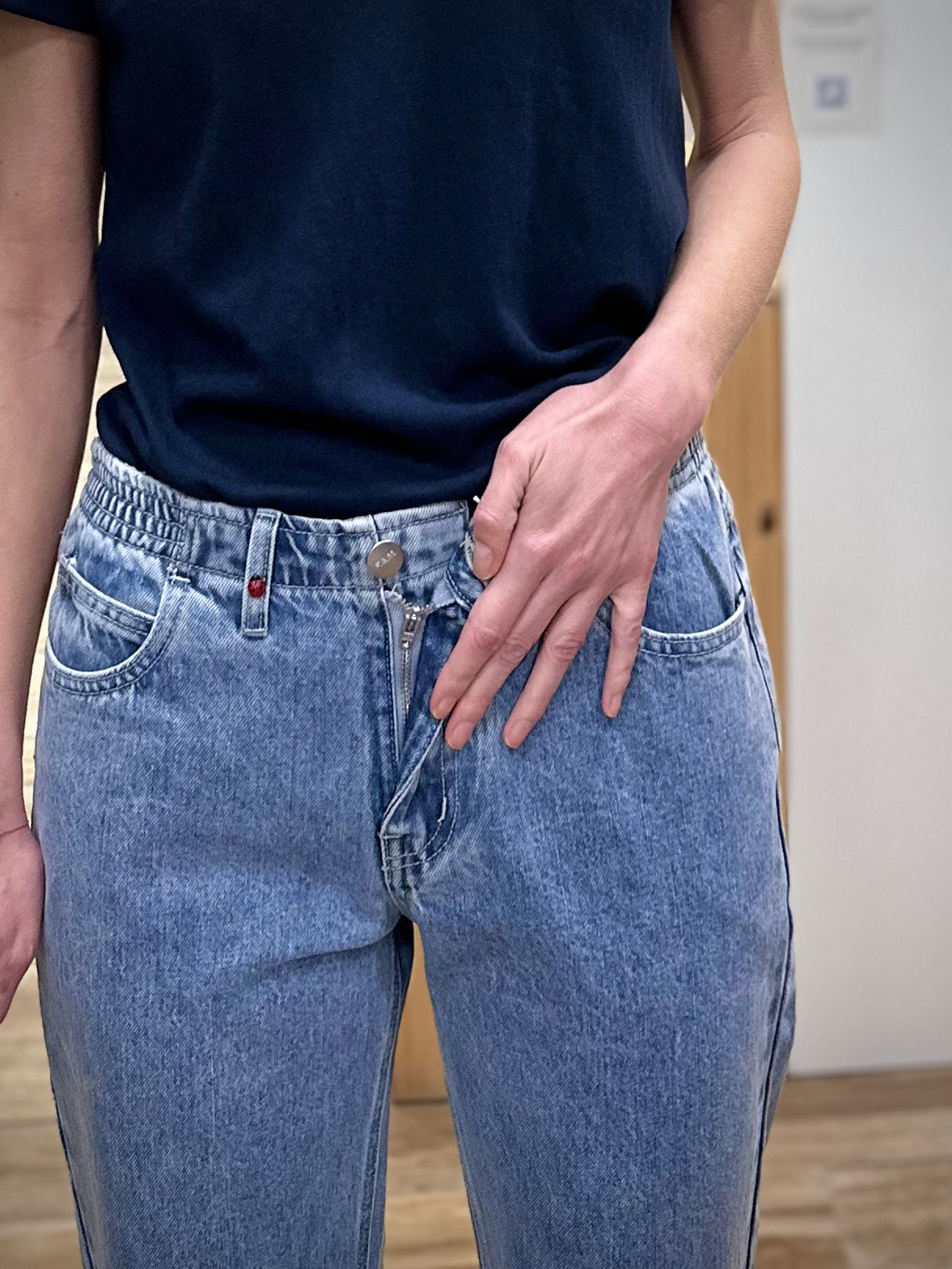Détail fermeture bouton et zip jean boyfriend