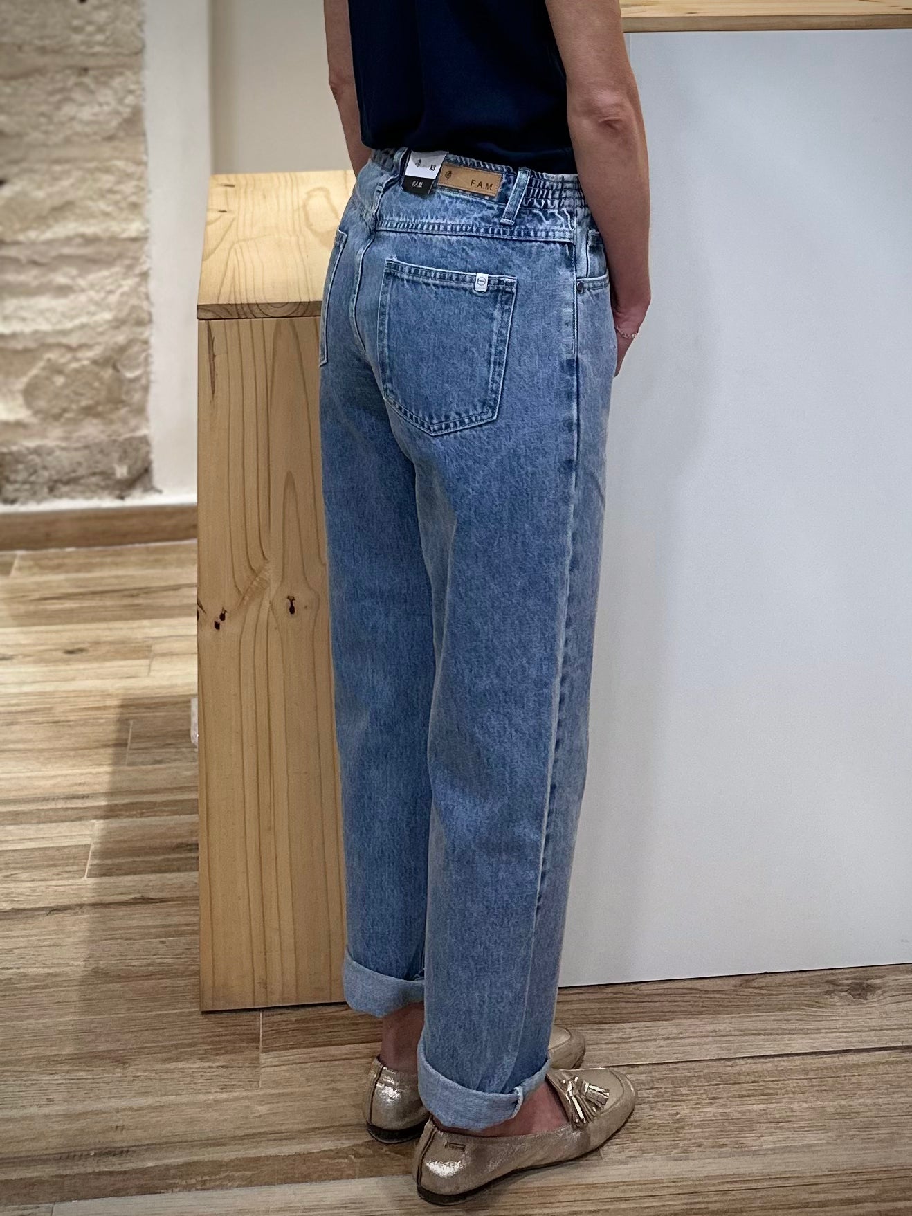 Jean boyfriend taille mi-haute vue de profil