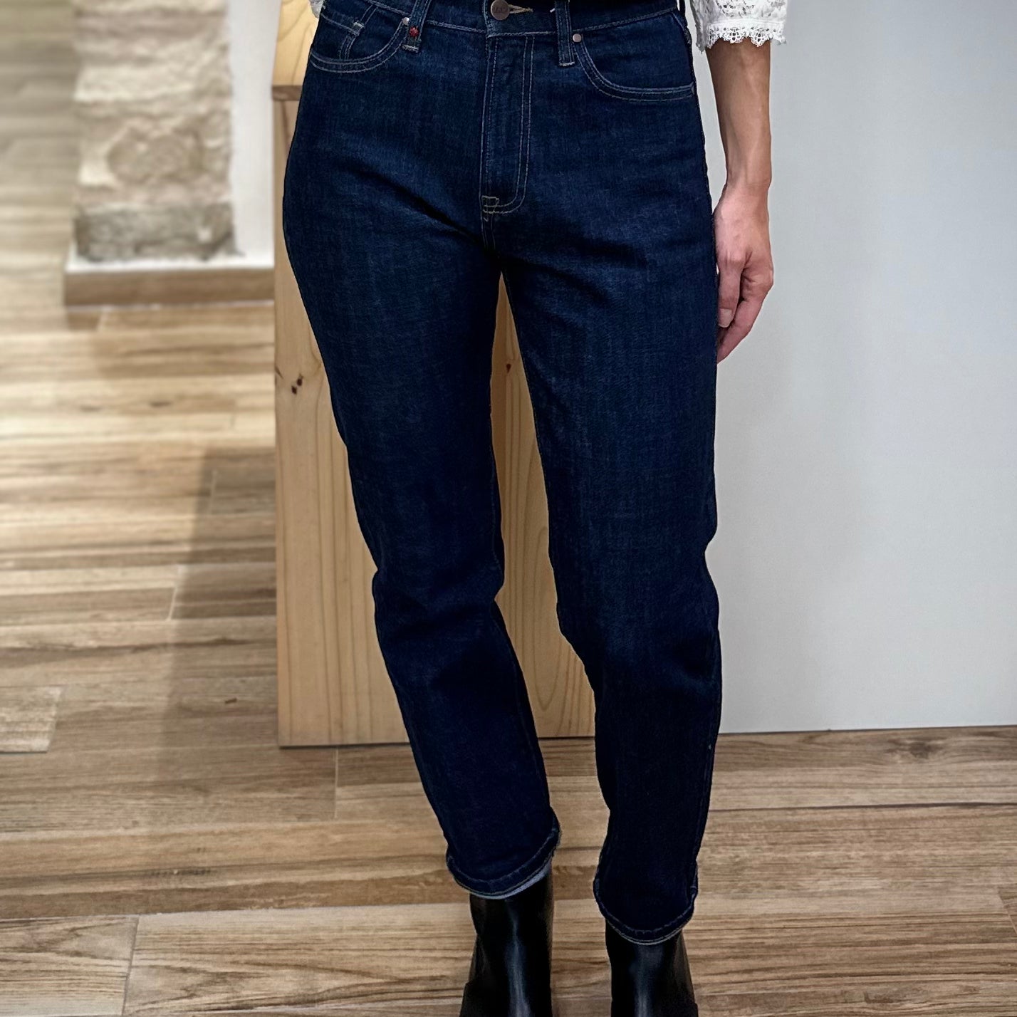 Jean mom indigo cropped dévoilant la cheville femme