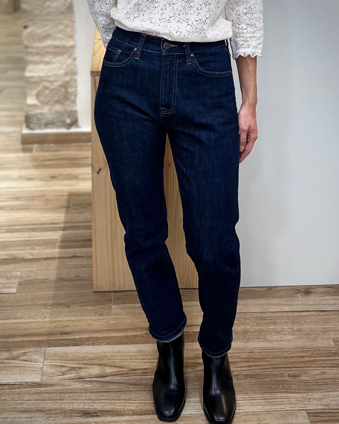 Jean mom indigo cropped dévoilant la cheville femme