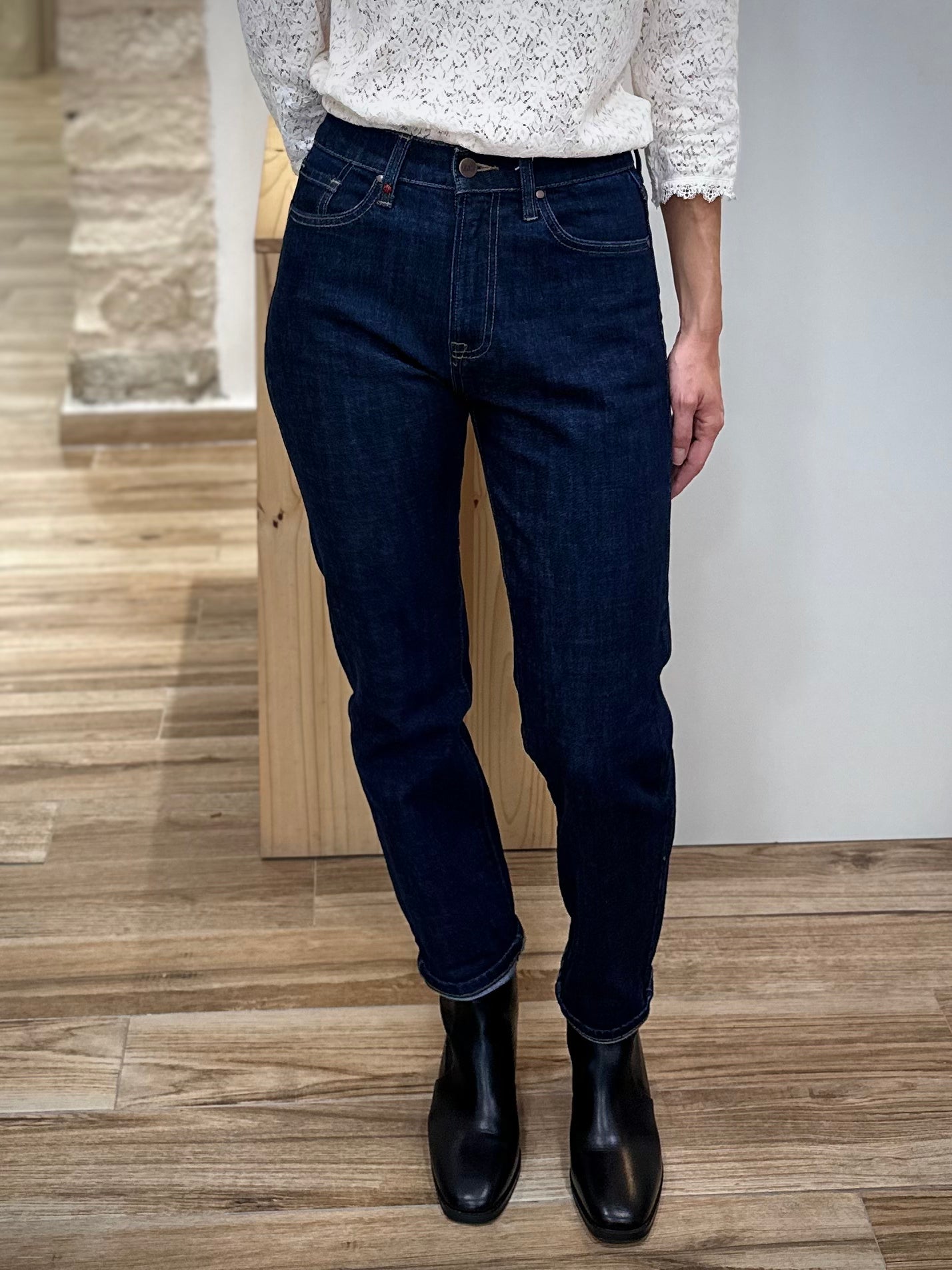 Jean mom indigo cropped dévoilant la cheville femme
