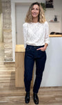 Femme portant un jean mom indigo coupe vintage avec blouse blanche