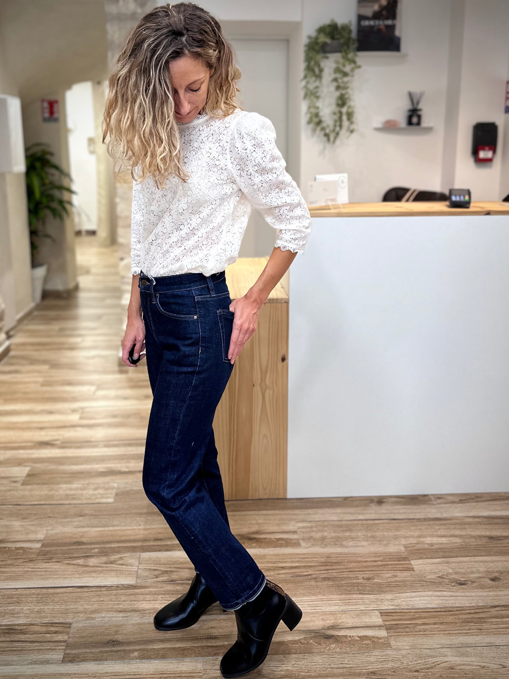 Jean mom indigo coupe cropped vu de profil