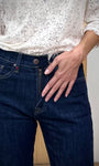 Détail fermeture bouton et braguette zippée jean mom indigo