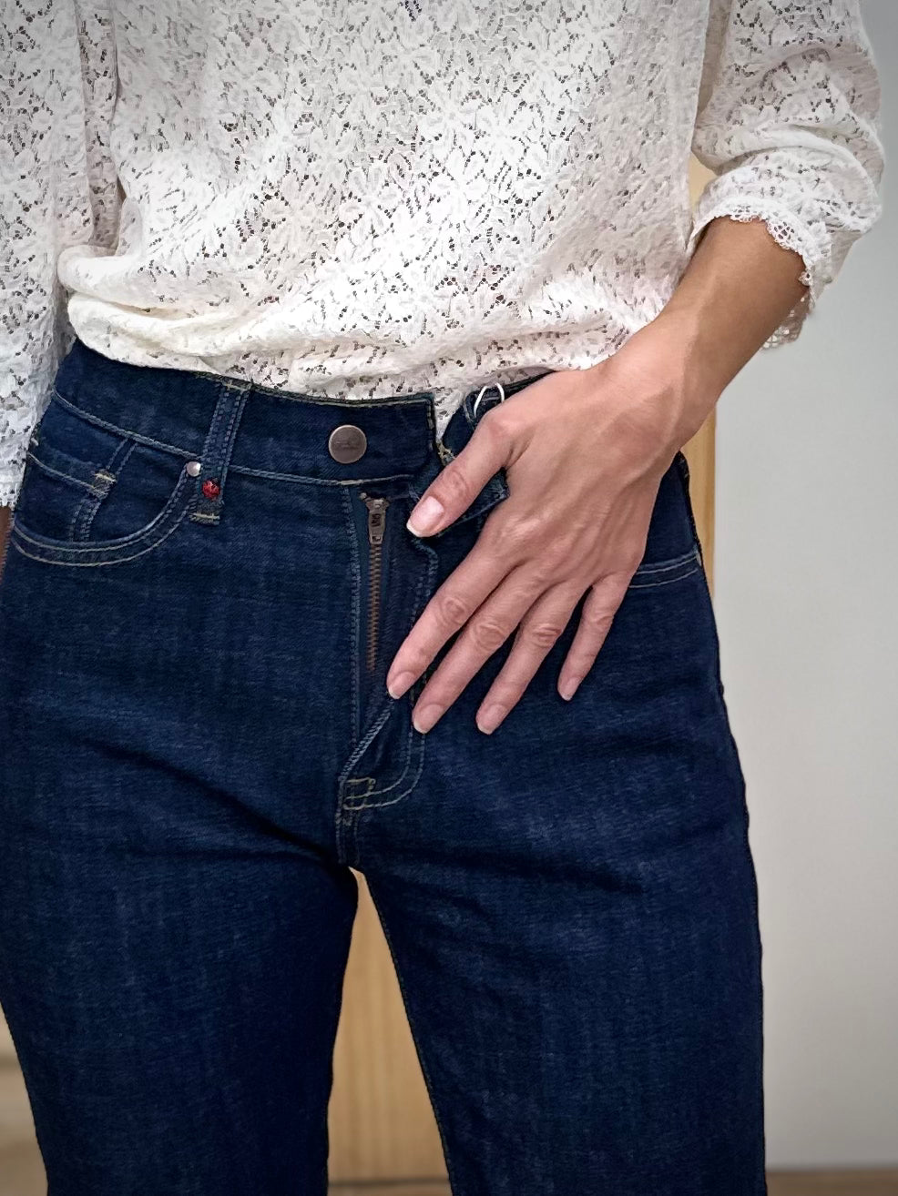 Détail fermeture bouton et braguette zippée jean mom indigo