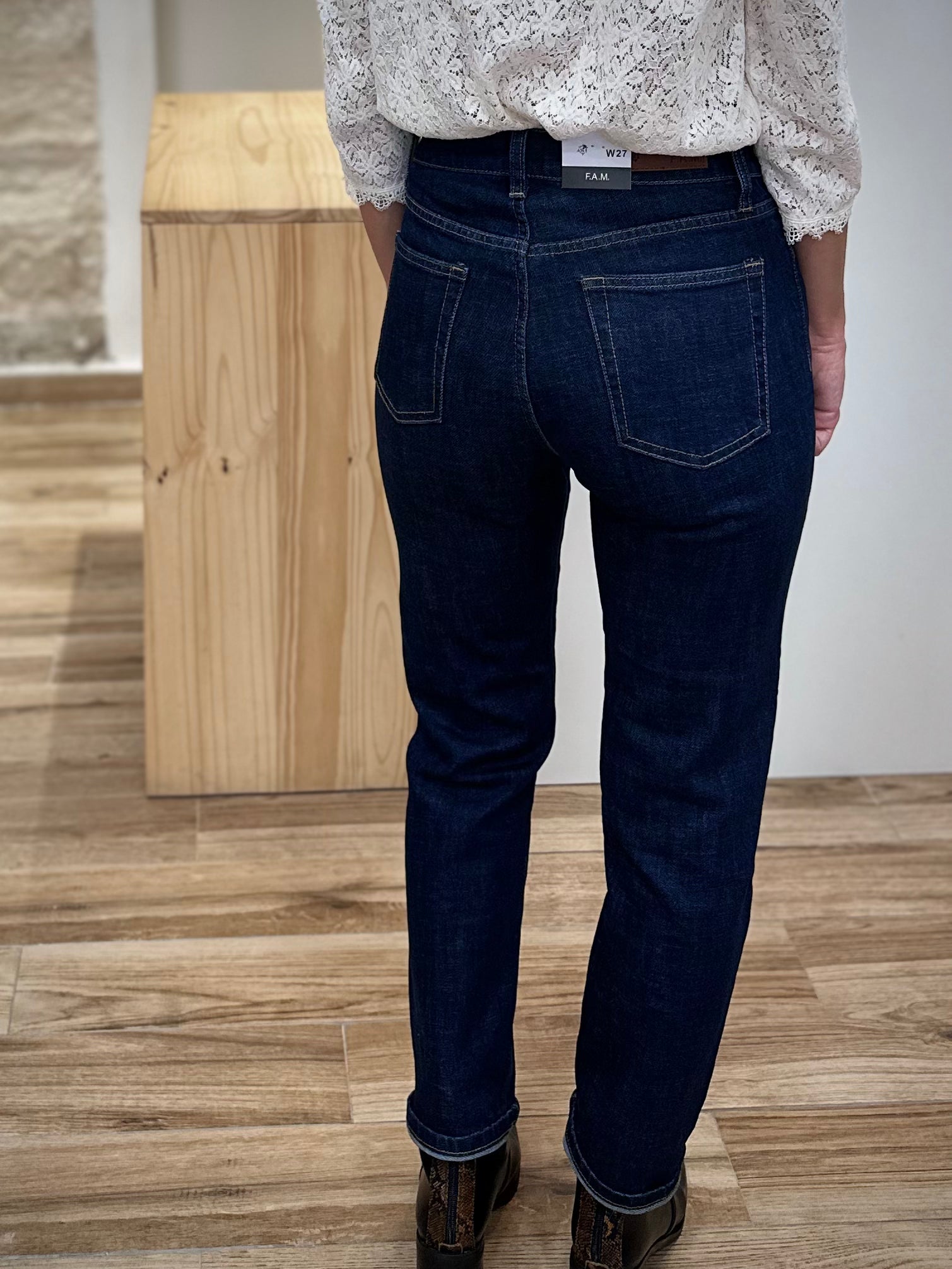 Vue arrière jean mom indigo femme 
