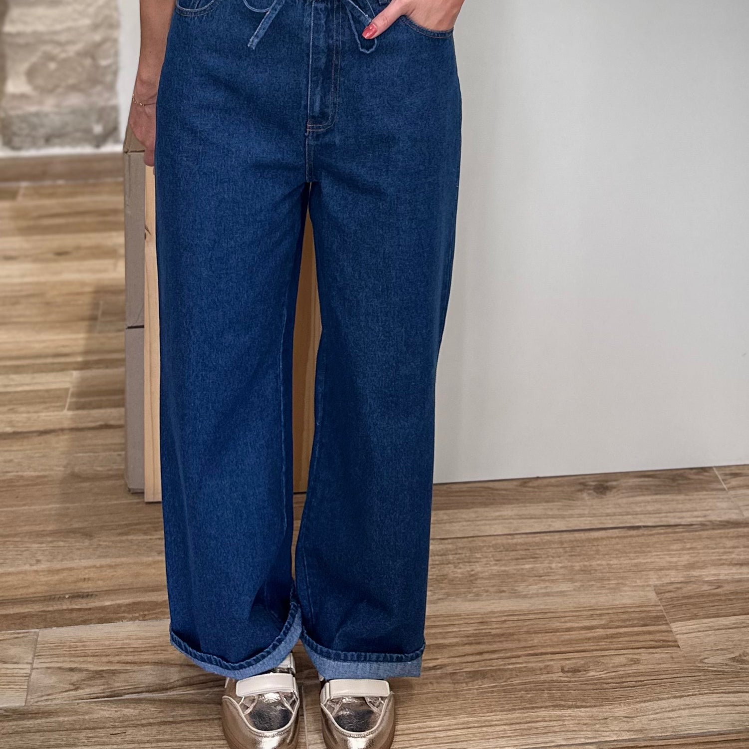 Zoom sur la coupe droite et la taille haute du jean Percy