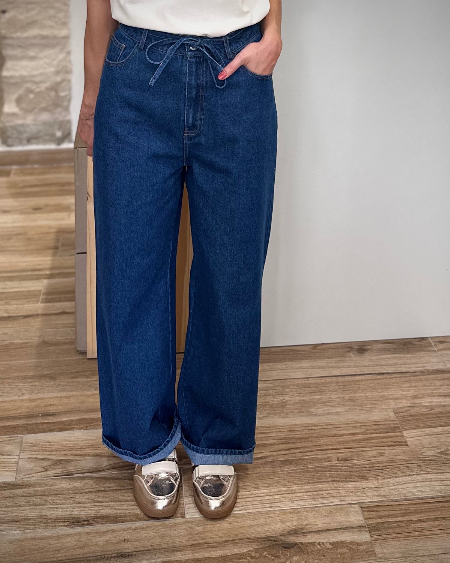 Zoom sur la coupe droite et la taille haute du jean Percy