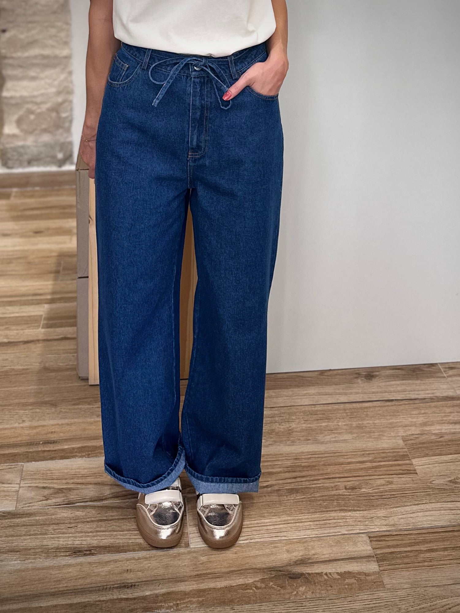 Zoom sur la coupe droite et la taille haute du jean Percy