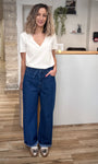Femme portant un jean taille haute en denim brut coupe droite